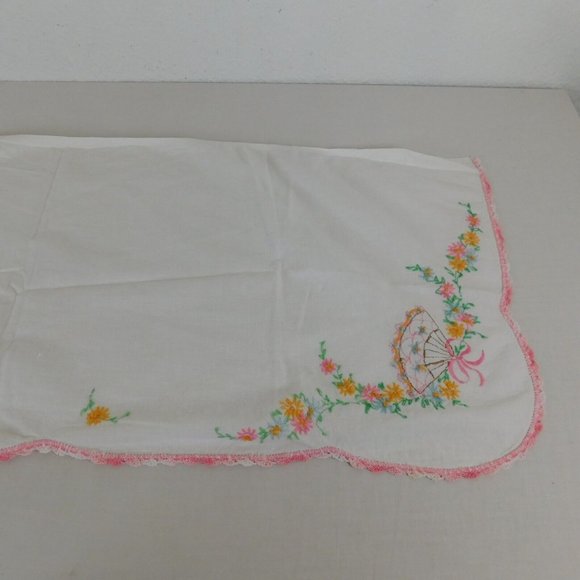 Hand Embroidered Table Runner Dresser Scarf Fans Flowers Crochet Vintage - Picture 8 of 8